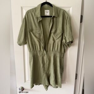 TALL Abercrombie & Fitch Olive Green Garment with White Label